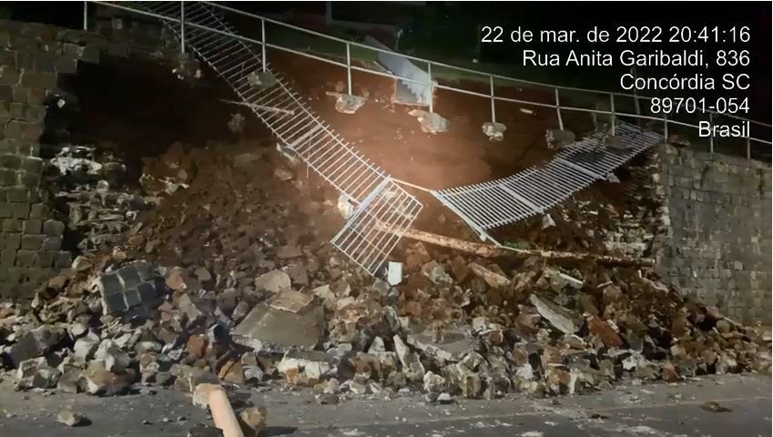 Parte de muro de pedra desaba e interrompe trânsito em Concórdia; VÍDEO