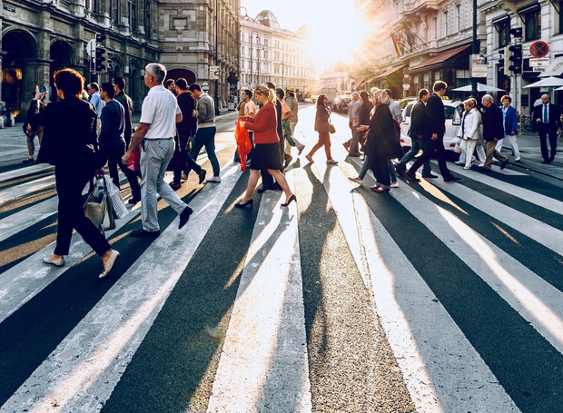 Cruzar a rua navegando pelos smartphones é um fenômeno mundial capaz de causar acidentes preocupantes (Foto: Towards Data Science/ Reprodução)
