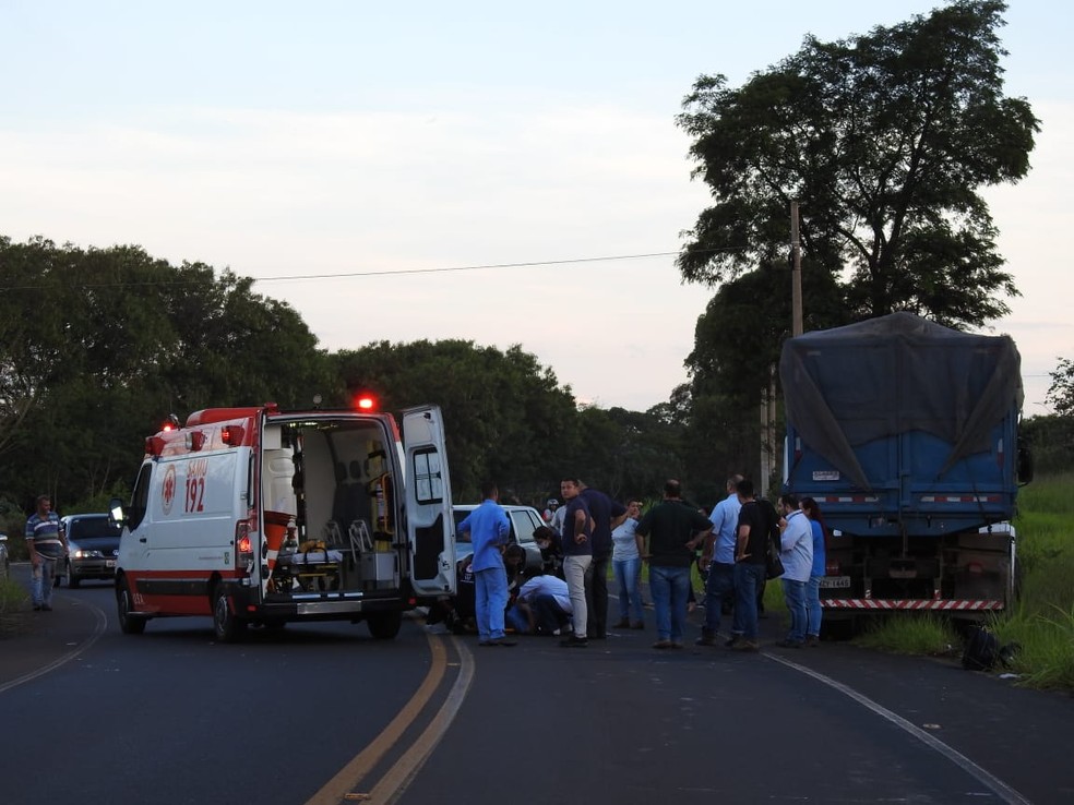 Acidente envolvendo moto e caminhão deixa um ferido em Araraquara — Foto: Walter Strozzi/acidadeon Araraquara
