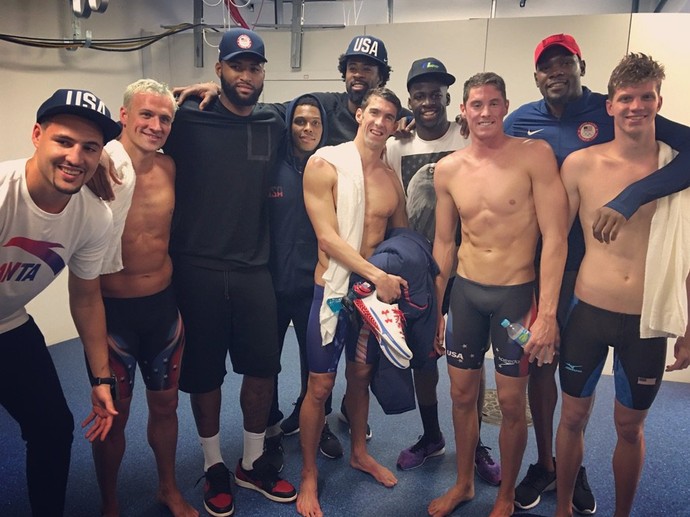 Michael Phelps e seleção basquete (Foto: Reprodução/Twitter)