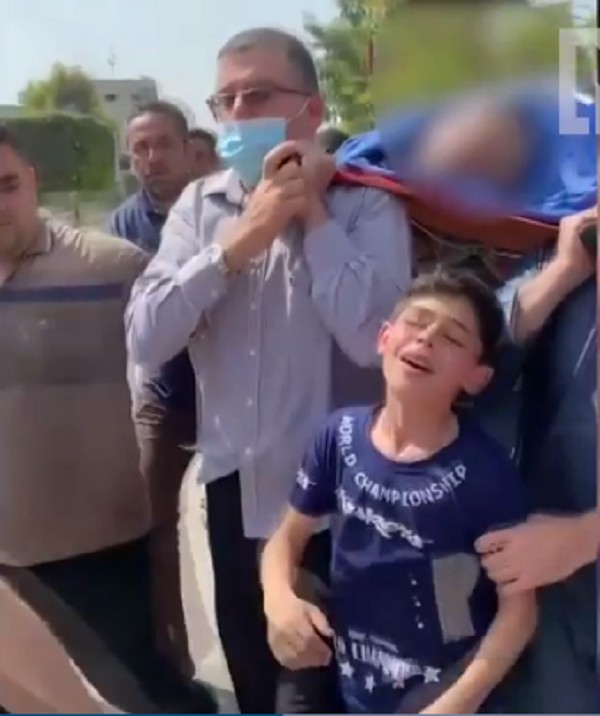 Menino palestino chora pela morte do pai  (Foto: Reprodução: The National News )