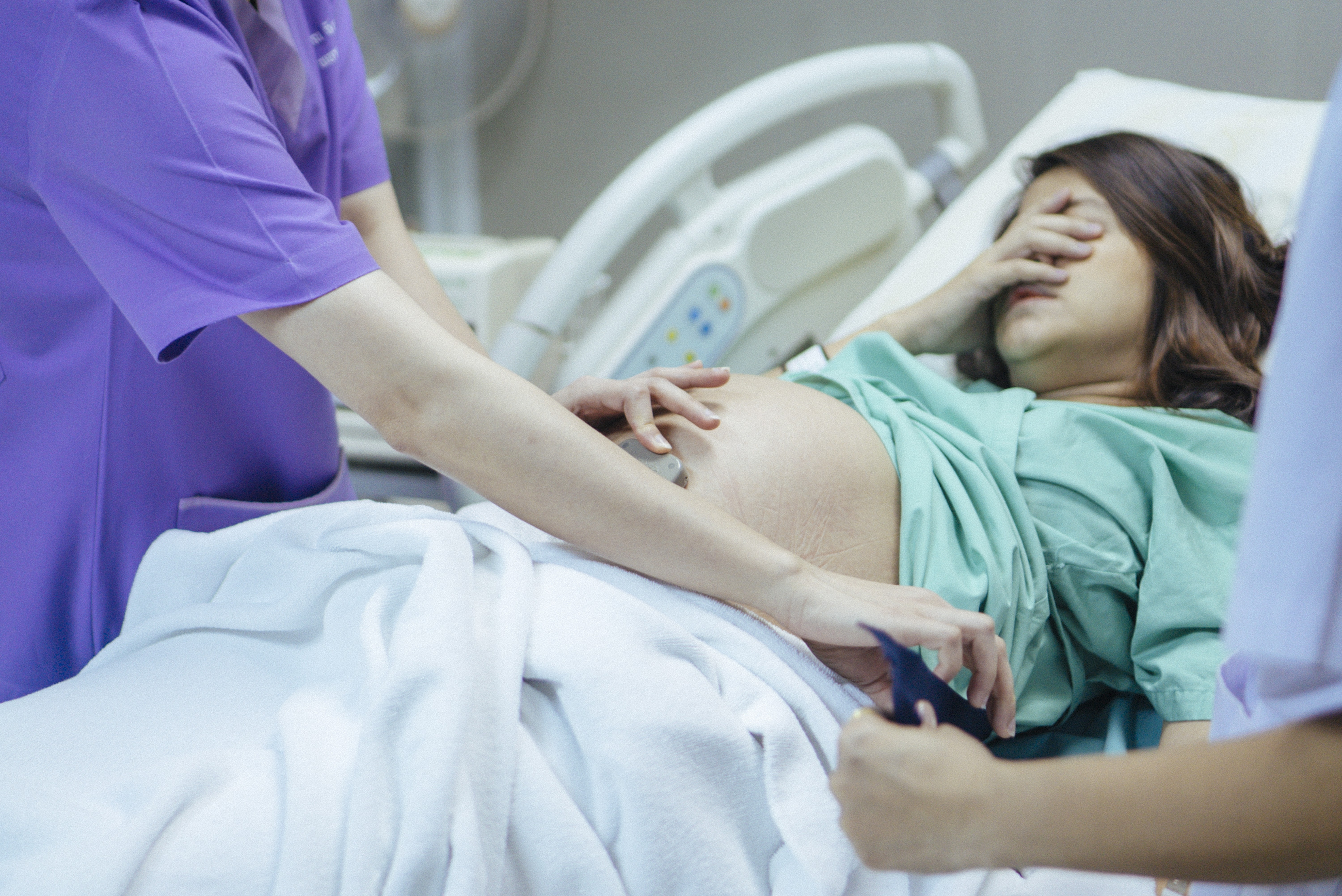Enfermeira cuida de grávida no hospital (Foto: Getty Images)