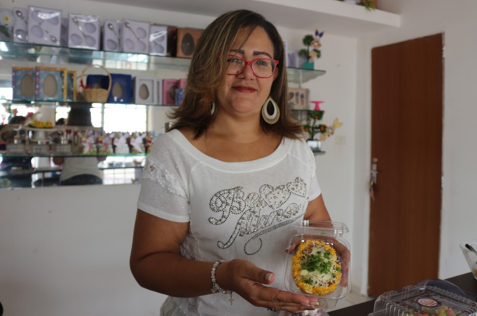 Valdirene Cunha criou o "ovo de cuscuz".  — Foto: Maria Romero/G1