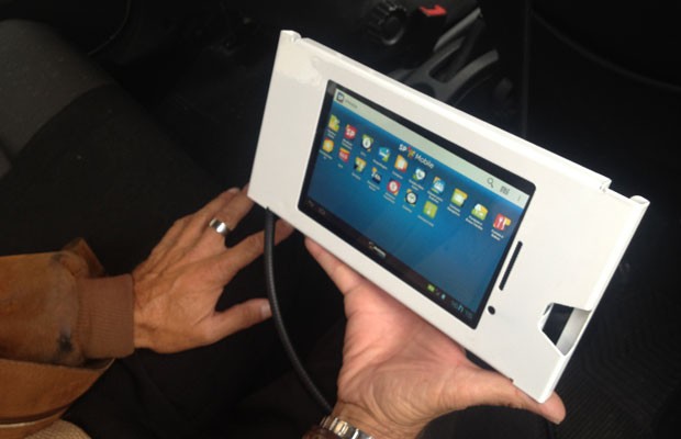 Tablet instalado em táxis de SP funciona como roteador; na tela, o aplicativo da SPTuris, que mostra pontos turísticos da cidade. (Foto: Helton Simões Gomes/G1)