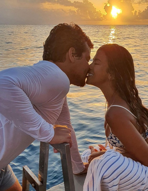 Thiago Martins compartilha momentos românticos com a namorada, Talita Nogueira (Foto: Reprodução/Instagram)