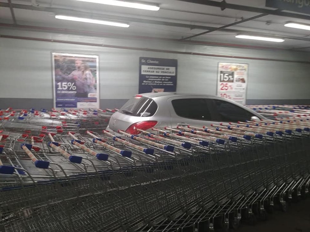 Carro ficou cercado por carrinhos de supermercado na Argentina — Foto: Arnold Angelini/Reprodução/Facebook