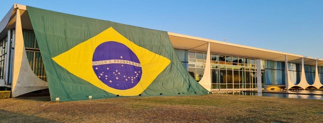 Bandeira do Brasil instalada no Palácio da Alvorada — Foto: reprodução
