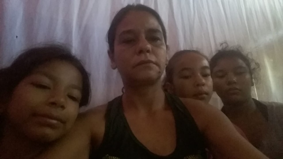 Adriana Alvarenga com três dos quatro filhos — Foto: Arquivo pessoal 