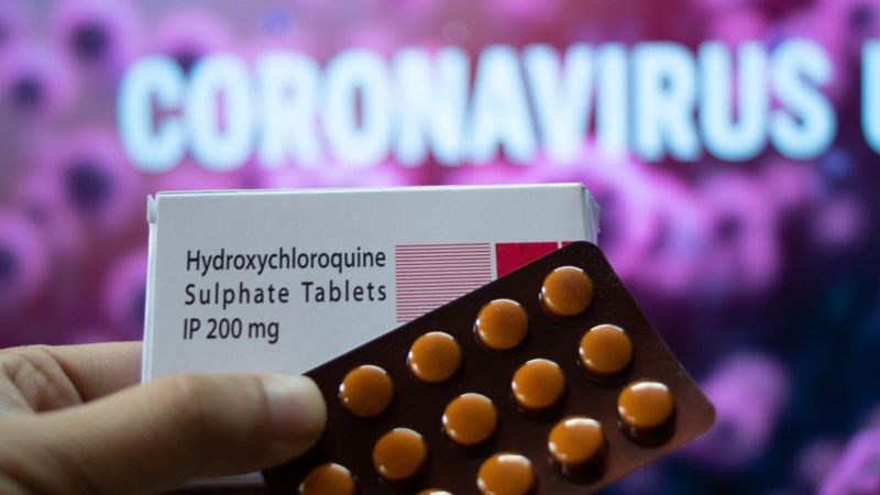 A hidroxicloroquina não mostrou benefícios no tratamento para covid-19 e foi associada a efeitos colaterais mais frequentes (Foto: Getty Images via BBC News)
