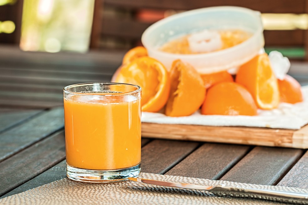 Pesquisas descobriram que o suco de laranja está associado a um menor risco de declínio cognitivo, mas o consumo em excesso está associado ao diabetes tipo 2. Isso acontece, no entanto, devido ao conteúdo de açúcar, e não por causa dos flavonoides. — Foto: Pexels