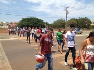 Estudantes chegam ao local de provas do Enem (Foto: Bernardo Gravito/G1)