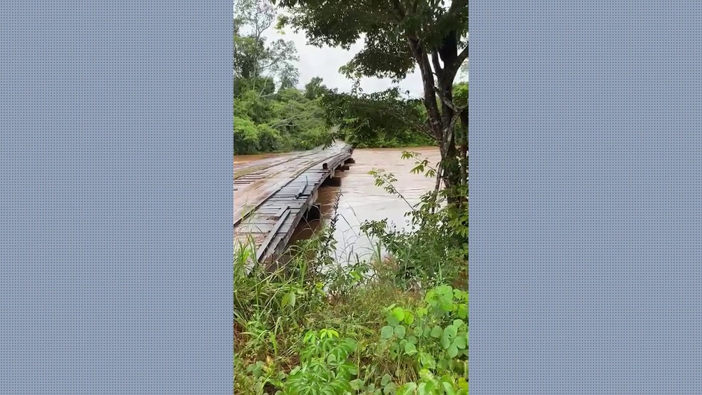 Pais temem que ponte de madeira pode cair em Chupinguaia — Foto: Reprodução/Rede Amazônica