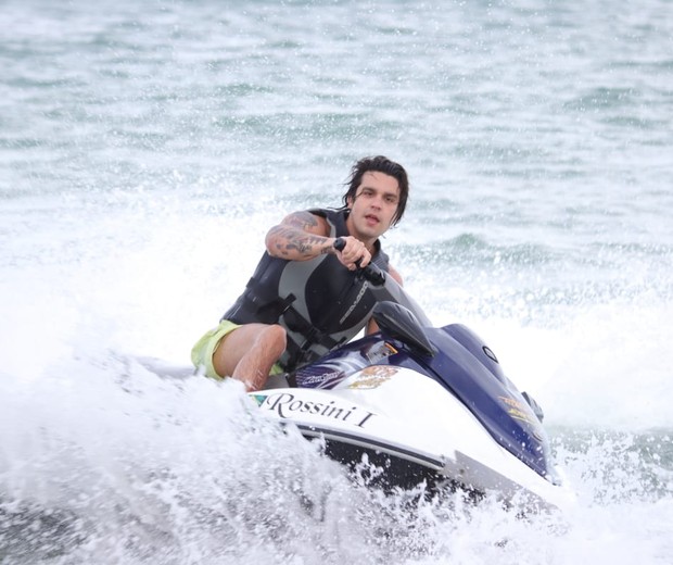 Luan Santana curte passeio de moto aquática em Trancoso (Foto: Foto: Fred Pontes/Divulgação )