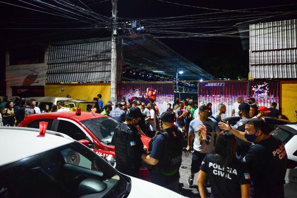 Festa clandestina foi encerrada em Vitória — Foto: Elizabeth Nades/PVM