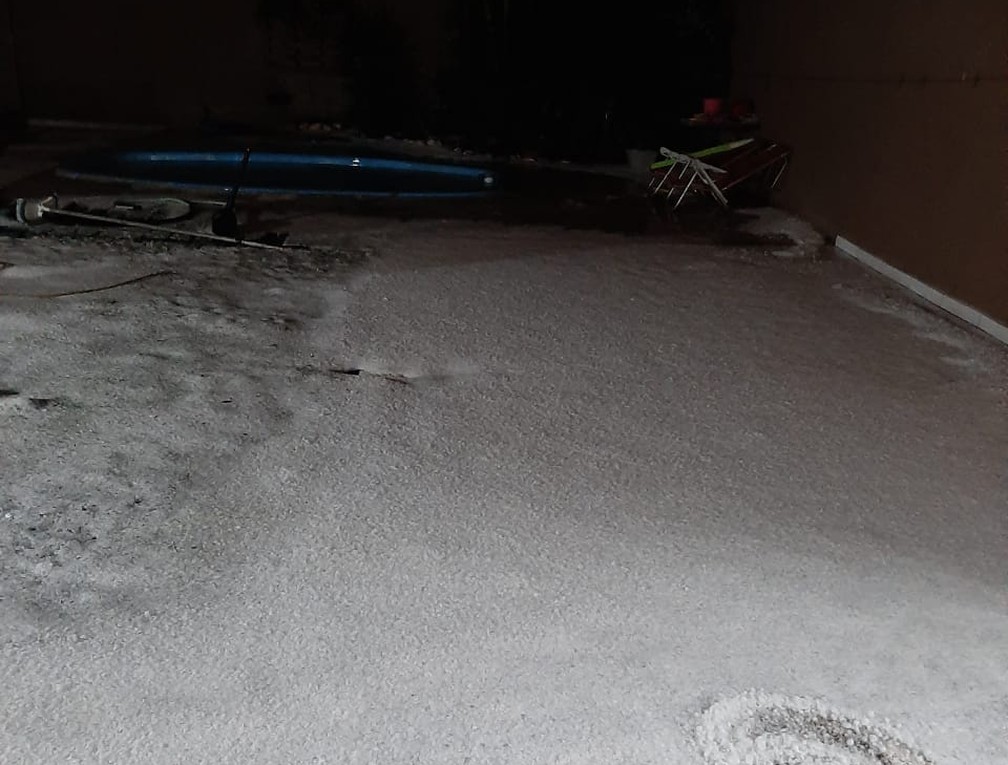 Quintais e terrenos ficaram cobertos de granizo, após chuva, no bairro Cajuru — Foto: Arquivo pessoal