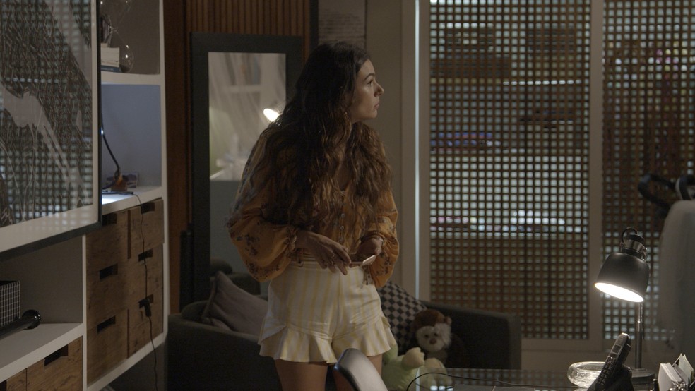 Assim que Ruy entra no quarto, ela tenta disfarçar (Foto: TV Globo)