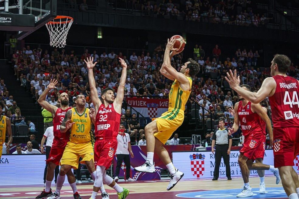 Benite faz o arremesso na partida contra a Croácia — Foto: Divulgação/FIBA