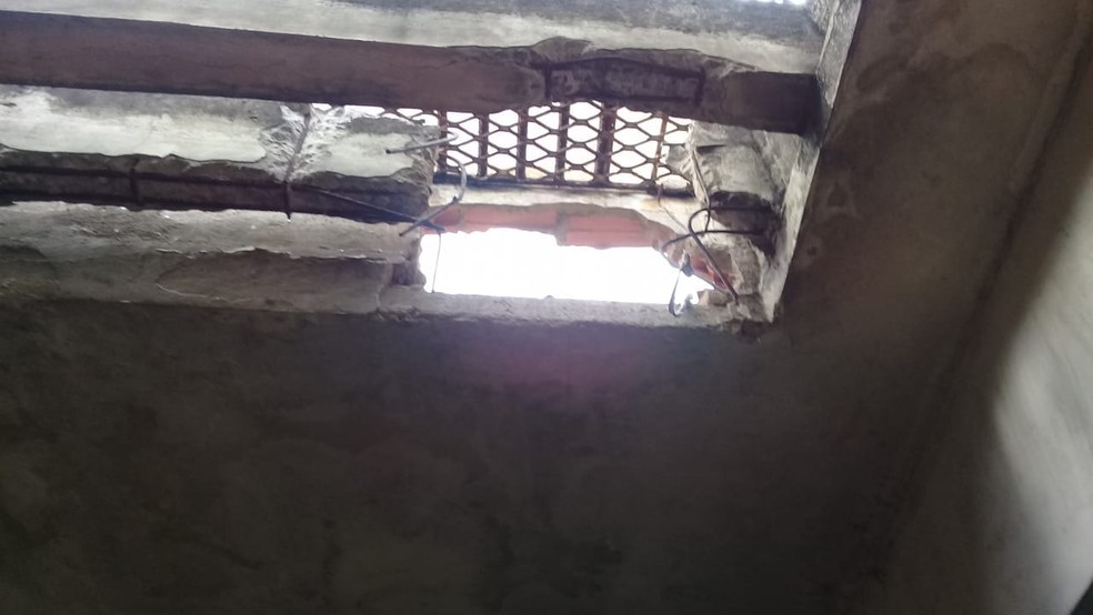 Presos fizeram buraco no teto da cela (Foto: DivulgaÃ§Ã£o/PolÃ­cia Civil)