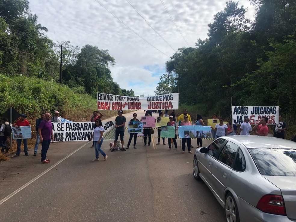 Manifestação dos moradores atingidos pela Usina começou na manhã da segunda-feira (30), em Porto Velho  — Foto: Marisson Dourado/CBN