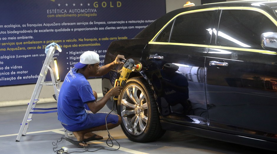 Manutenção de veículos: na crise, ninguém quer comprar carro novo (Foto: Guilherme Pinto)