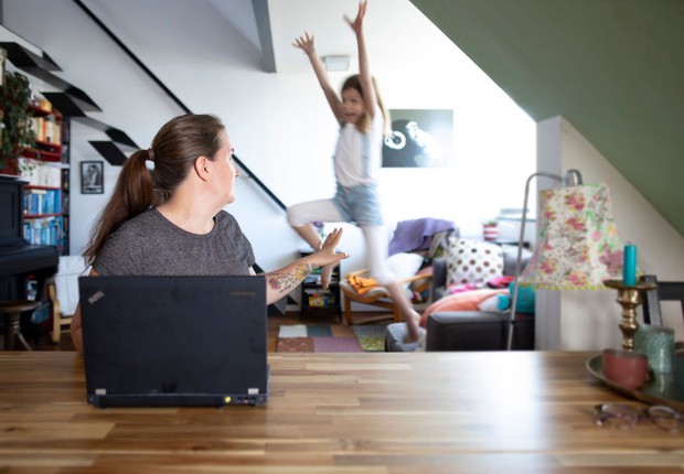 Trabalho, carreira, filhos, mãe, computador, home office (Foto:  Ute Grabowsky / Colaborador via Getty Images)