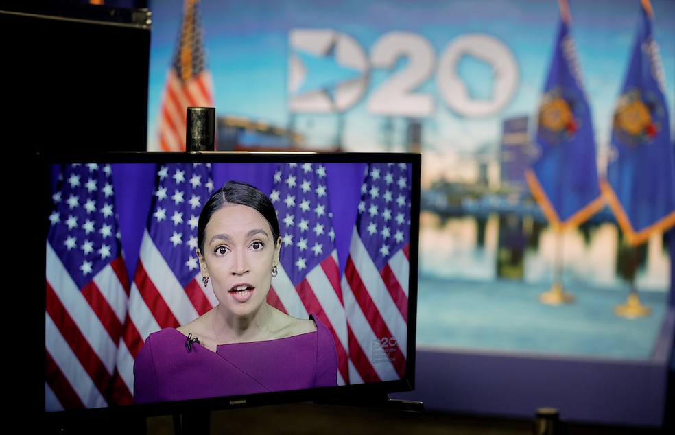 Alexandria Ocasio-Cortez na segunda noite da convenção democrata nos EUA, na terça-feira (18) — Foto: Reuters/Brian Snyder/Pool