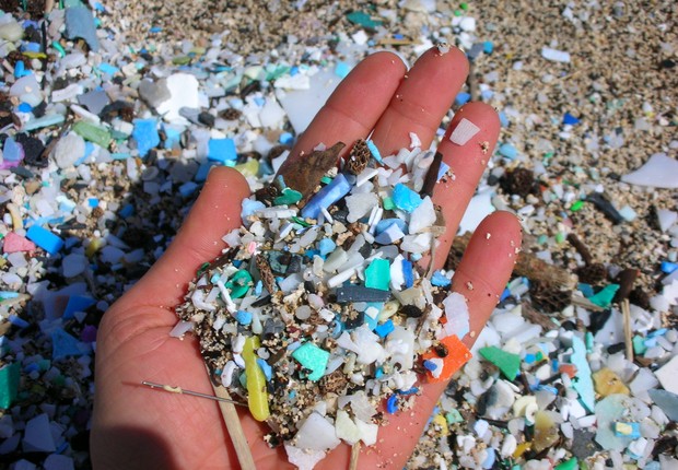 Pequenos fragmentos de plástico encontrados no meio da areia em praia do Havaí (Foto: Divulgação/Hoola One)