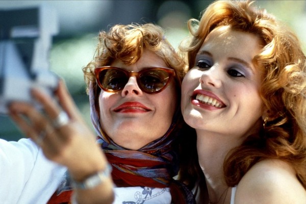 Susan Sarandon (à esq.) e Geena Davis em cena de Thelma e Louise (1991). (Foto: Reprodução)
