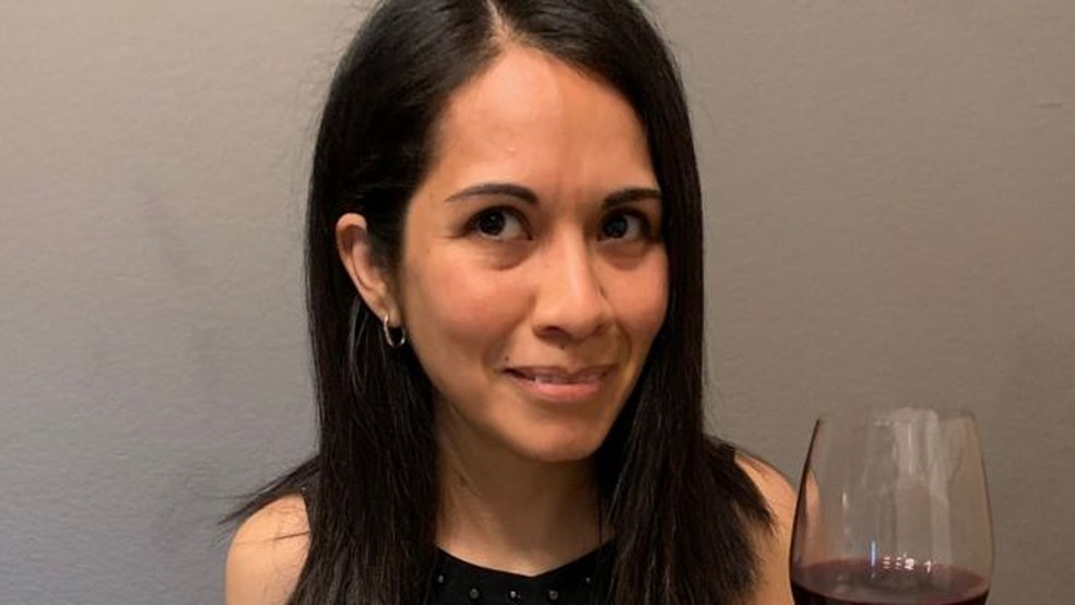 Virginia Mata: "Existem coisas que você simplesmente dá como certas até não as ter mais, como o cheiro do seu perfume favorito ou uma pizza recém-entregue por um entregador." — Foto: Arquivo pessoal via BBC