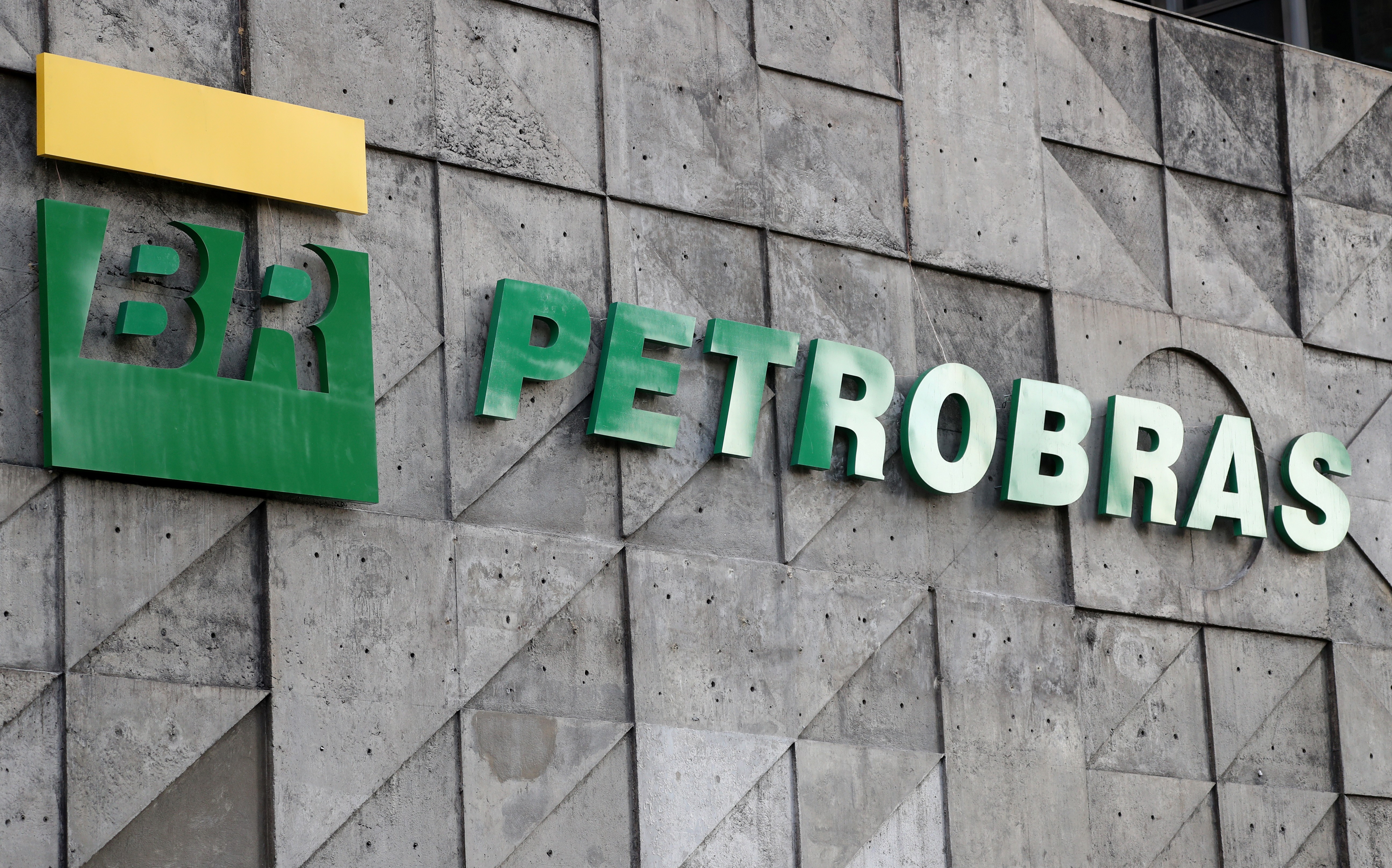 Petrobras reduz processamento em refinarias a menos de 70% da capacidade por parada em unidades thumbnail