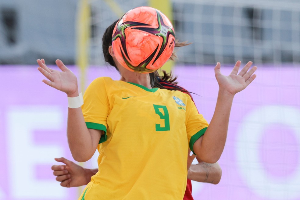 A brasileira Nayara tenta dominar a bola — Foto: Divulgação/Beach Soccer Worldwide