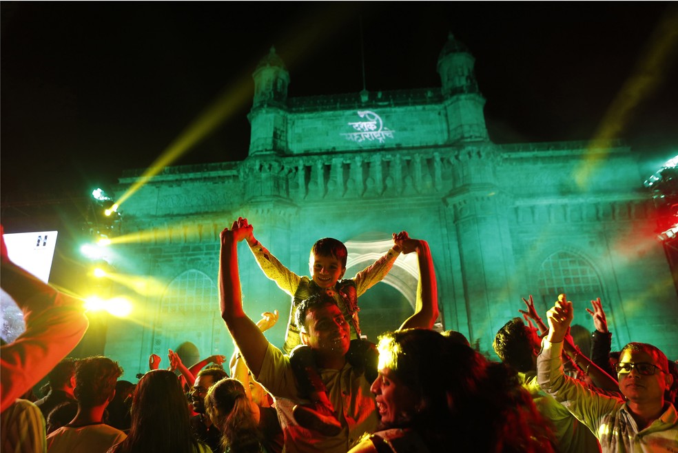 No Portal da Índia, pessoas festejam a chegada de 2020 — Foto: ASSOCIATED PRESS