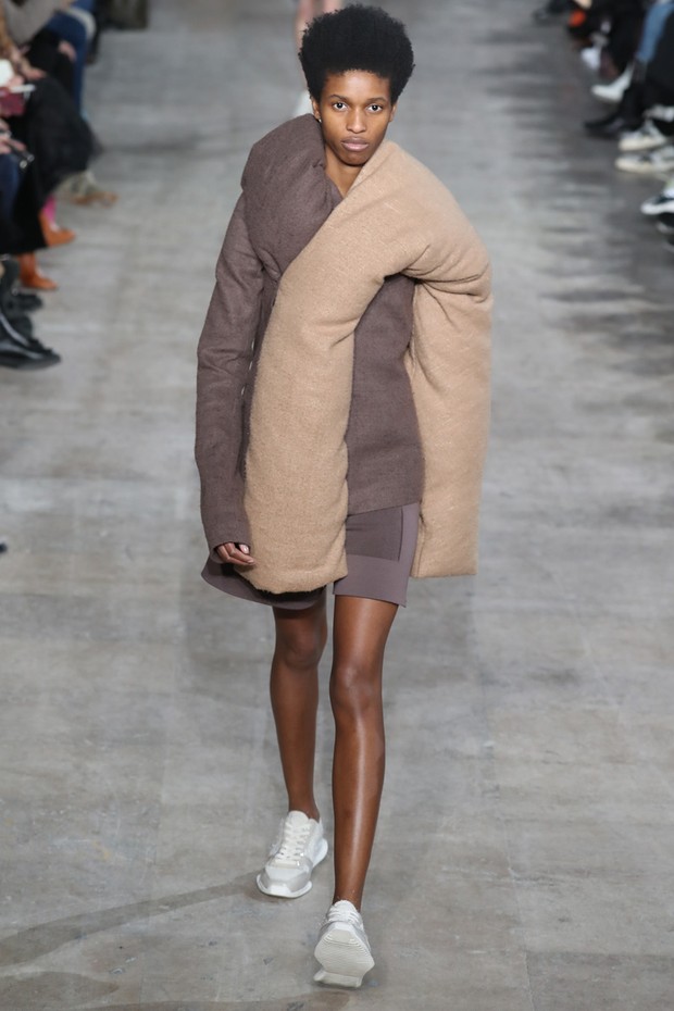 #SuzyPFW: Loewe and Rick Owens take new directions - Vogue | en