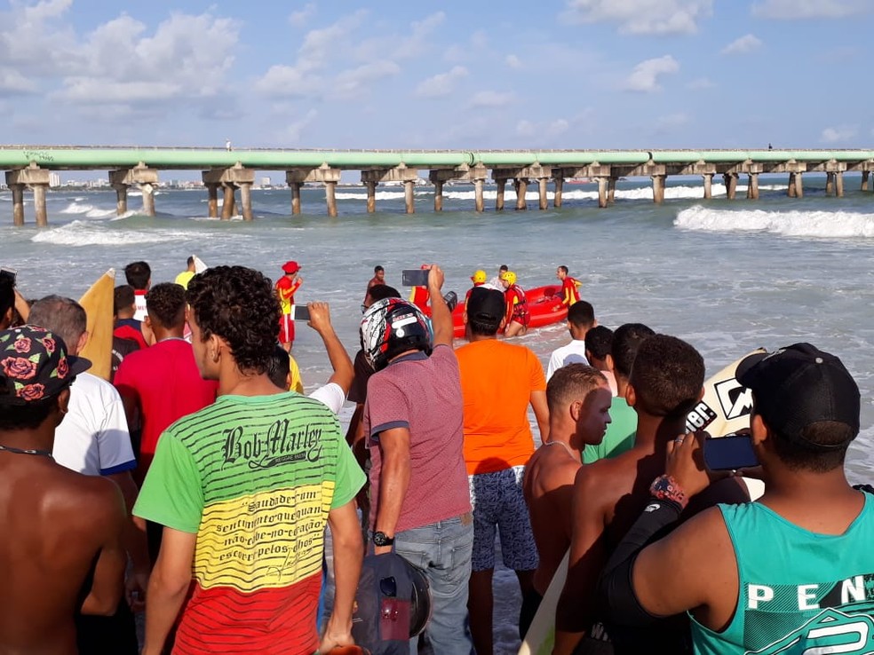 Corpo de estudante de 14 anos que estava desaparecido é encontrado na Praia do Sobral, em Maceió — Foto: Marcos Rolemberg/TV Gazeta
