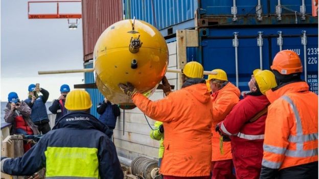 Boaty McBoatface, a British autonomous underwater vehicle, will dive under the Thwaites ice shelf (Image: NOC via BBC News Brasil)