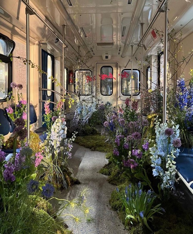 Uma ensaio criativo levou um jardim de flores, plantas e grama de verdade para um vagão de metrô em Moscou (Foto: Instagram / Reprodução)