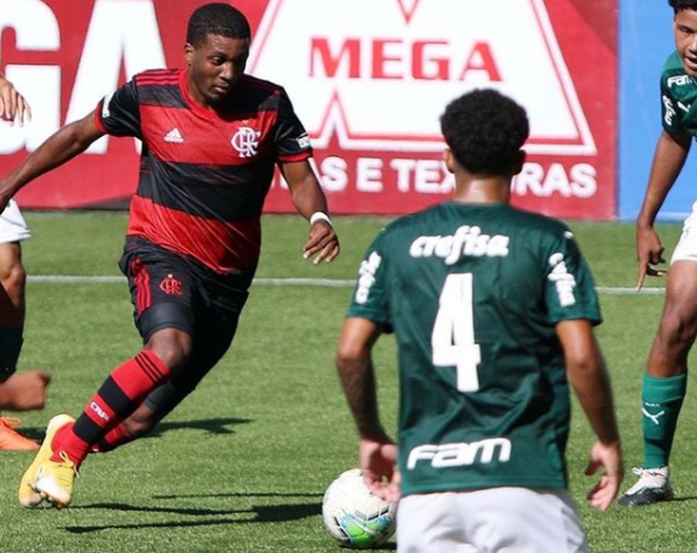 Richard, lateral do time sub-17 do Flamengo, deve voltar ao time titular nesta quarta — Foto: Reprodução