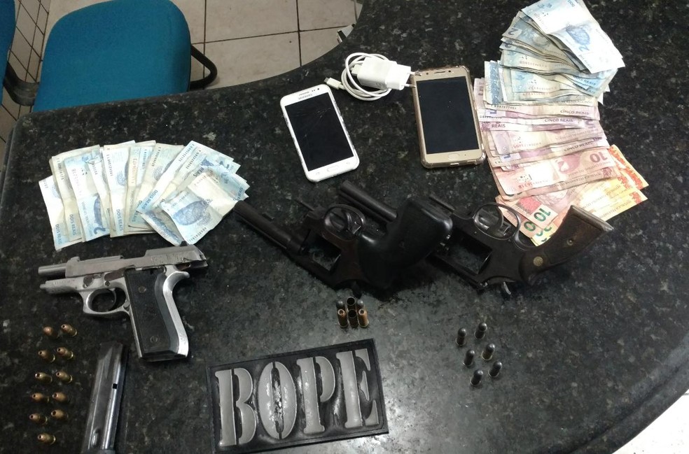 Durante cumprimento do mandado, militares apreenderam armas e droga — Foto: SSP/ AL