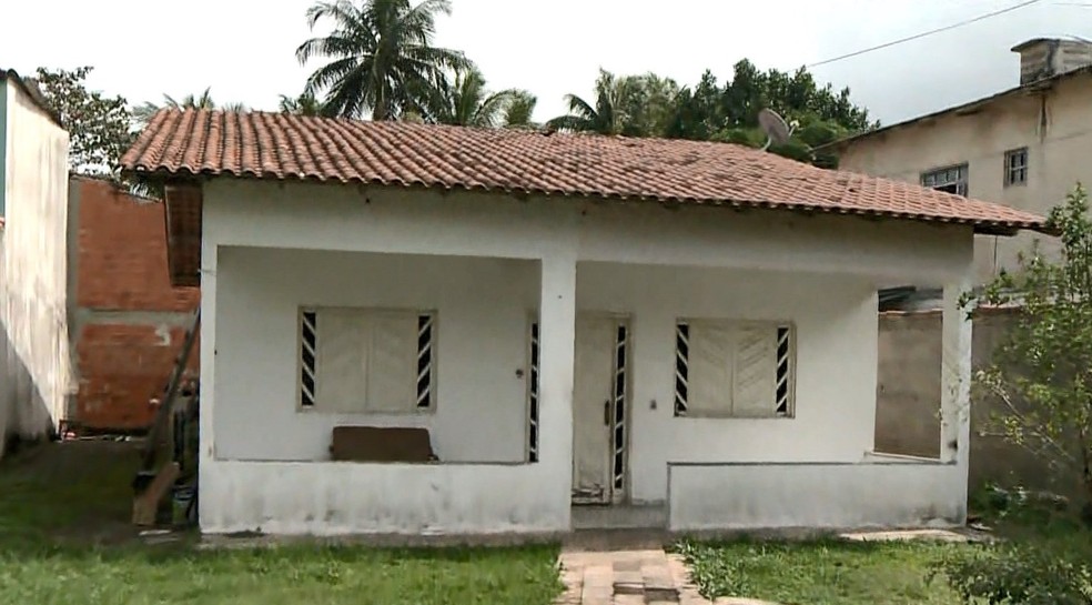Corpo da mulher ficou na casa mais de dois dias na casa depois de morte, no Espírito Santo — Foto: Reprodução/ TV Gazeta