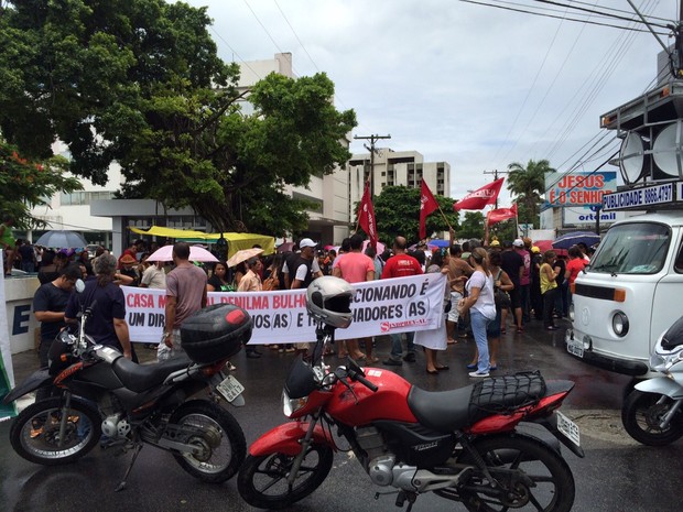 Após caminhada, manifestantes bloquearam a Rua Pedro Monteiro, em frente à SEMARHP (Foto: Carolina Sanches/G1)