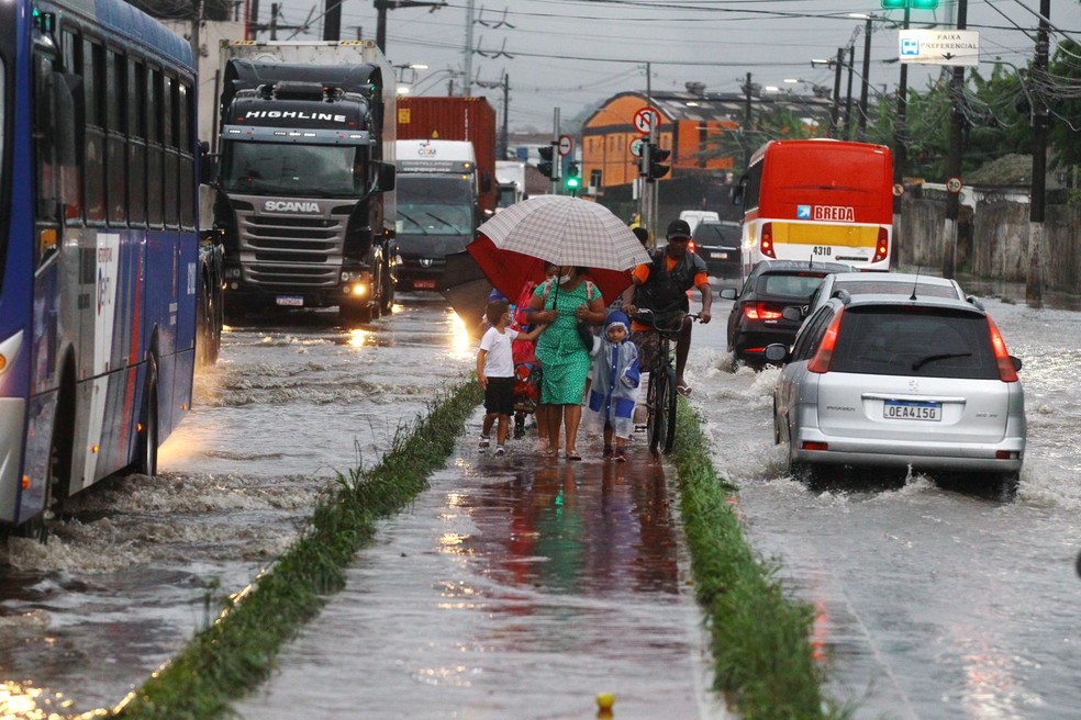 Defesa Civil emite alerta para chuvas intensas na Baixada Santista — Foto: Carlos Abelha/g1