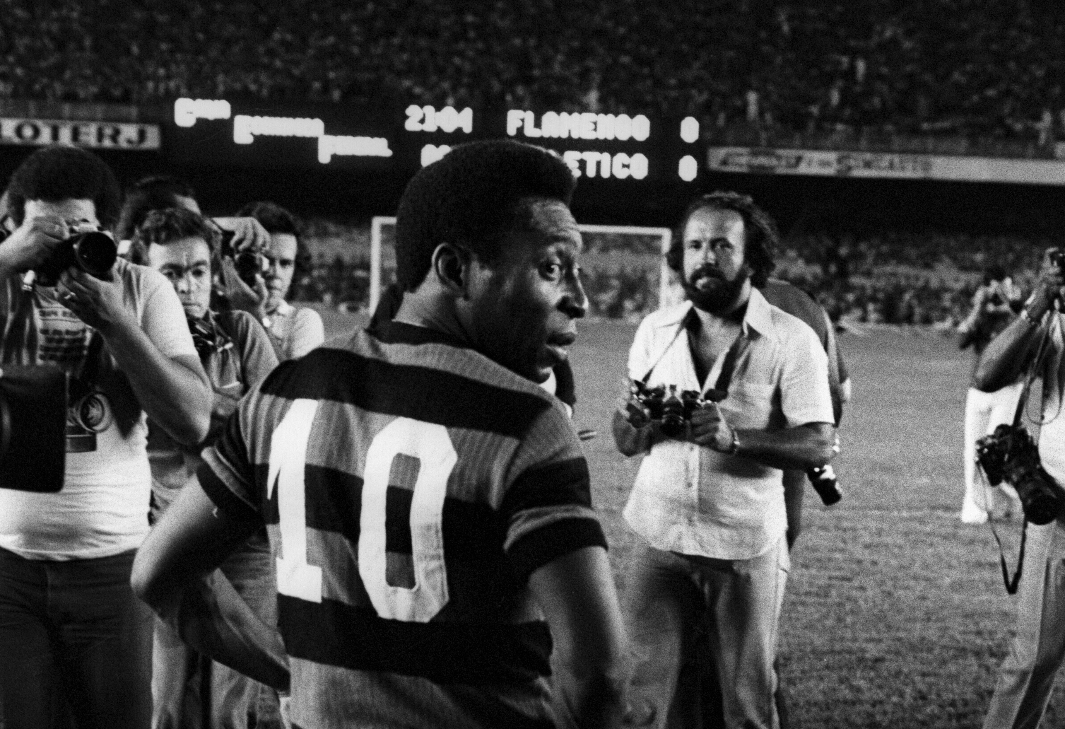 Pelé jogou partida beneficente pelo Flamengo vestindo a camisa 10 do time