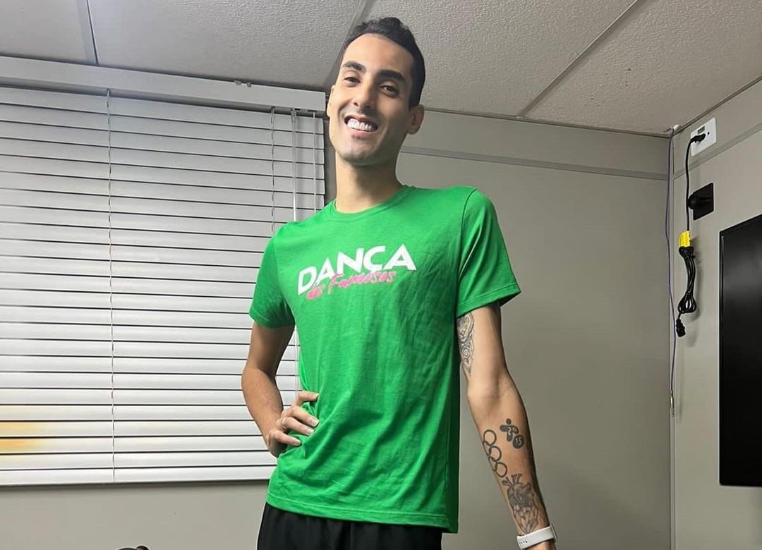 Douglas Souza posa para foto após primeiro ensaio para o quadro Dança dos Famosos, do Domingão com Huck (Foto: Reprodução/Instagram)