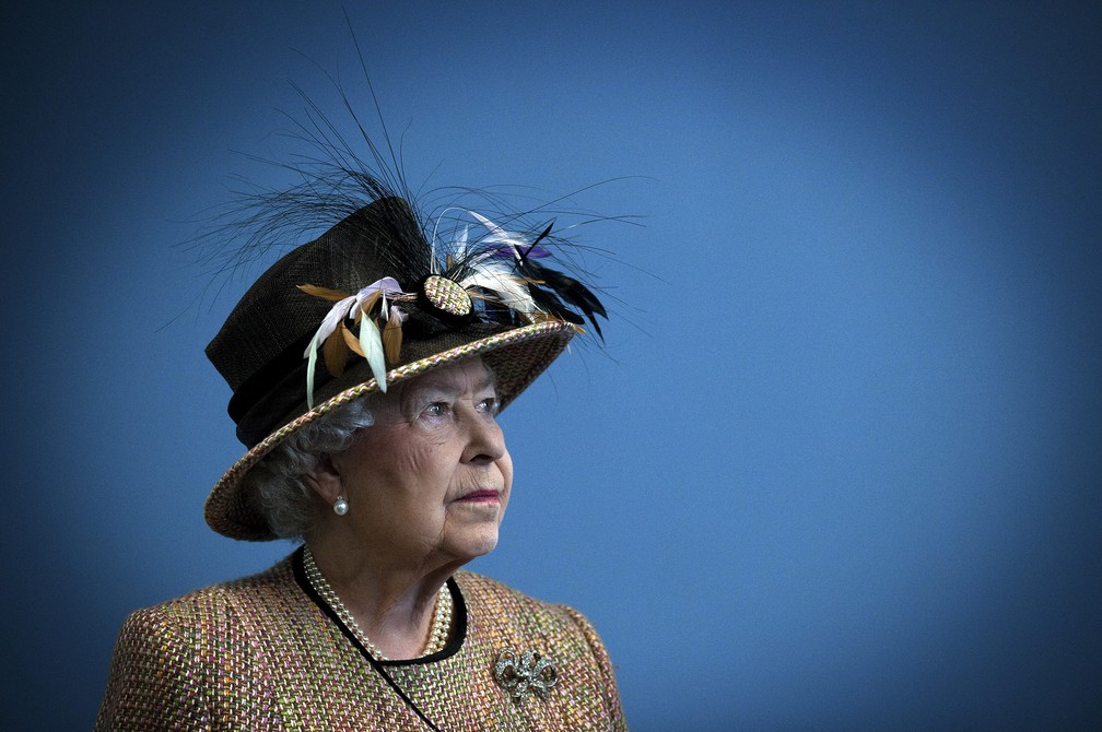 Nesta foto de arquivo tirada em 29 de fevereiro de 2012, a Rainha Elizabeth II inaugura a recém-reformada Ala Leste da Somerset House, em Londres — Foto: Eddie Mulholland/Pool/AFP/Arquivo