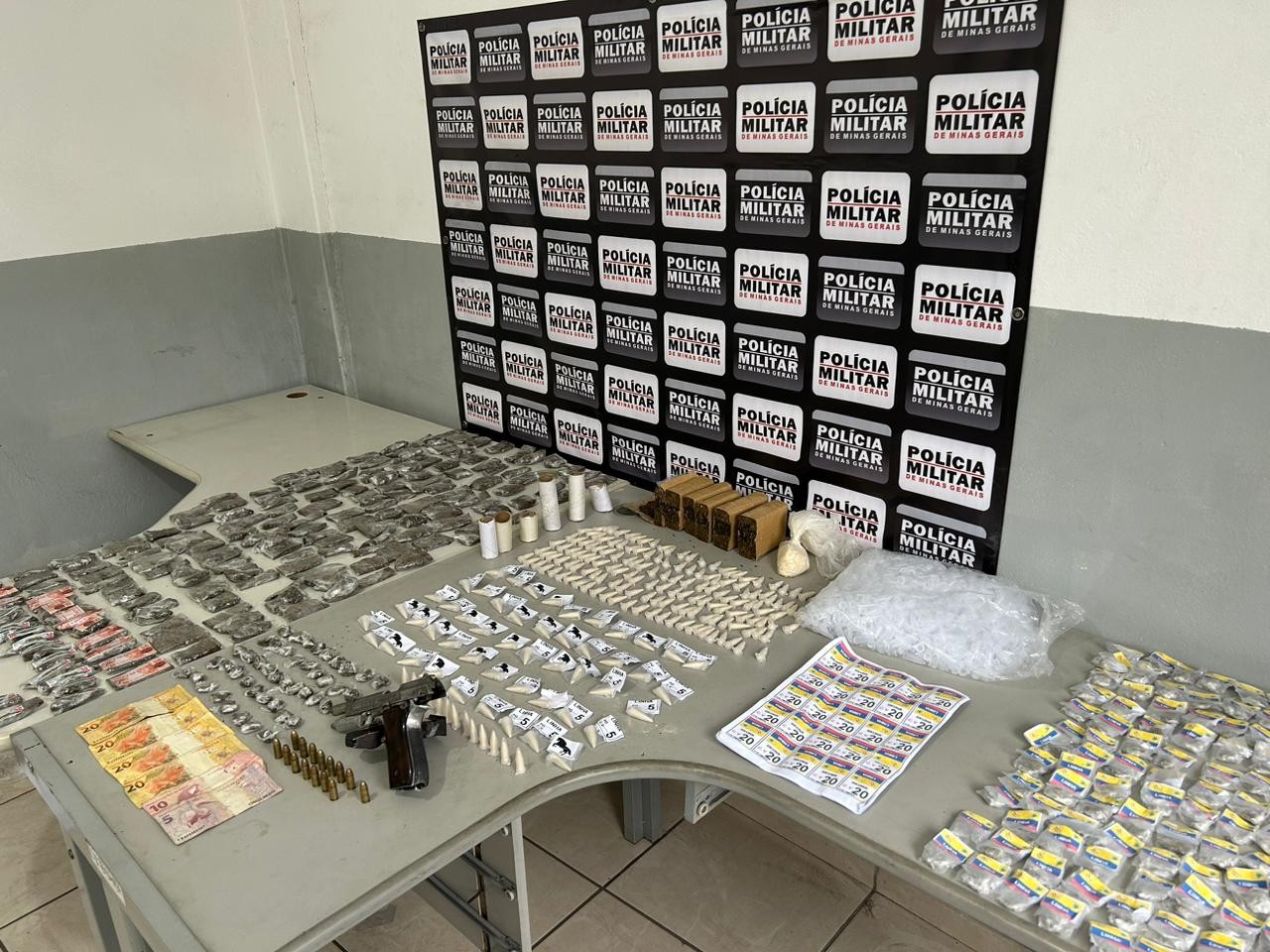 Mulher é presa com pistola e grande quantidade de drogas no Olavo Costa, em Juiz de Fora