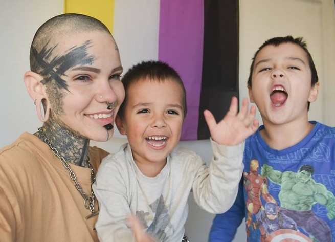 Nahlu conta que enfrenta preconceitos na criação dos seus dois filhos (Foto: Reprodução/Instagram/Nahlu)