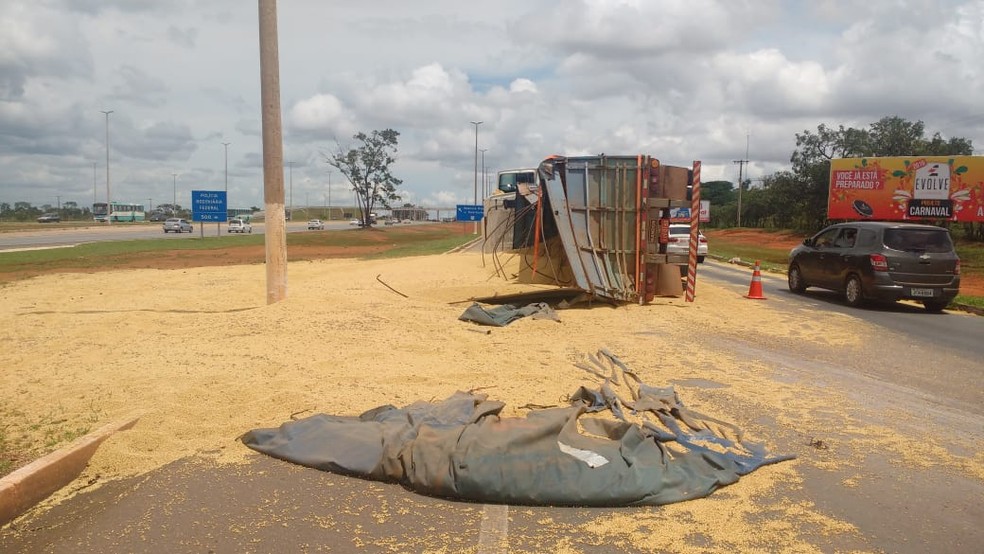 Carreta tomba e derrama 32 toneladas de soja na DF-001 — Foto: PRF/Divulgação