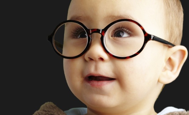 Criança usando óculos (Foto: Shutterstock)