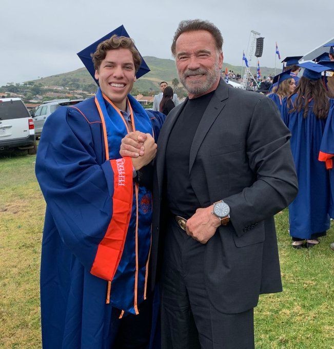Arnold Schwarzenegger com o filho Joseph Baena (Foto: Reprodução/Twitter)