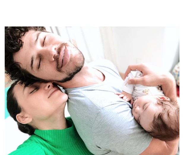 Débora Nascimento, José Loreto e Bella (Foto: Reprodução Instagram)